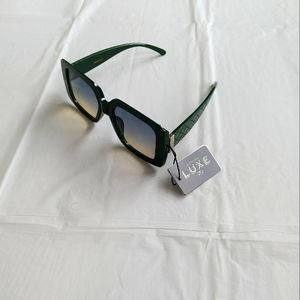 NWT Luxe Hunter green sunglasses.